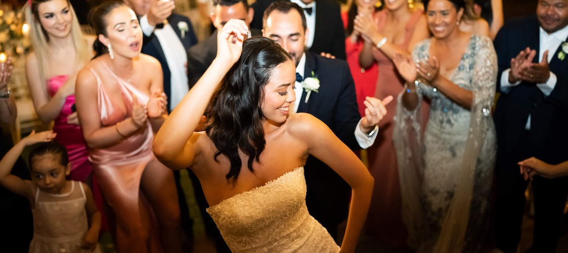 In questa foto, due sposi ballano durante un matrimonio latino organizzato da Manuela Marrale