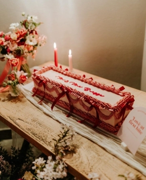 Decorazioni tavolo torta nuziale: le idee più chic per un allestimento scenografico