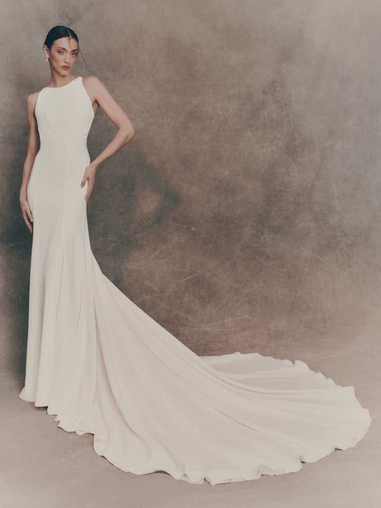 In questa foto una modella indossa uno degli abiti da sposa Pronovias 2026 in cady di seta a sirena con lungo strascico