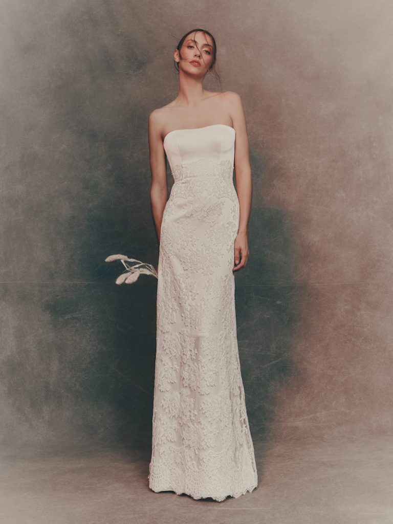 In questa foto una modella posa indossando un abito trasformabile di Atelier Pronovias 2026 modello a sirena con scollo dritto e ricami floreali