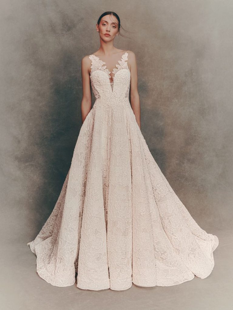 In questa foto una modella indossa un abito da sposa ad A Pronovias 2026 con ricami floreali all over, scollatura a V