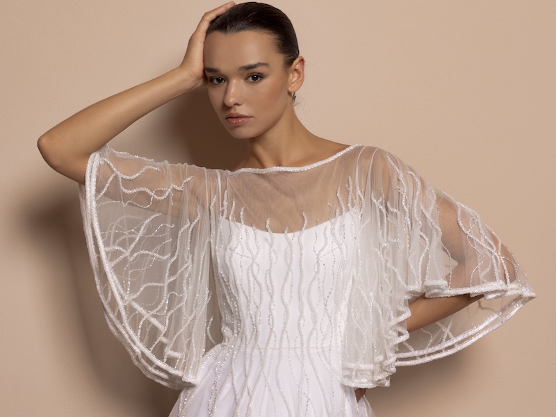 In questa foto, una modella indossa uno degli abiti da sposa Daniela De Souza 2026