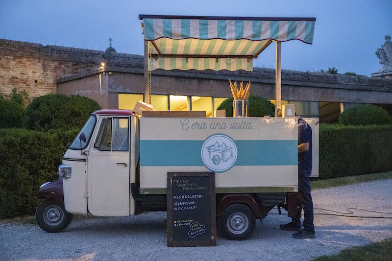In questa foto, un'Ape vintage per i gelati allestito ad un matrimonio
