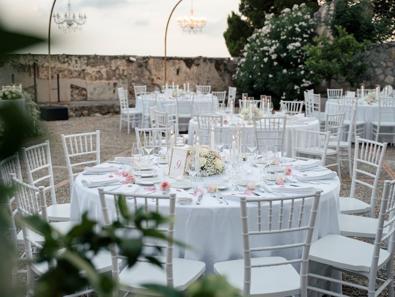 In questa foto, il dettaglio di un ricevimento di nozze organizzato da Valeria Fazio nei toni del bianco e del rosa sulla Fortezza di Castelfranco. Lo spazio è decorato con chandelier di cristallo