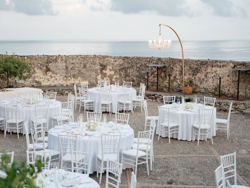 In questa foto, un ricevimento di nozze organizzato da Valeria Fazio nei toni del bianco e del rosa sulla Fortezza di Castelfranco. Lo spazio è decorato con chandelier di cristallo