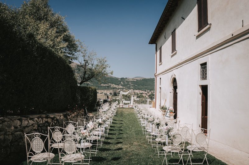 In questa foto, un matrimonio civile allestito nel giardino di Palazzo Palitti con sedie nei toni del bianco 