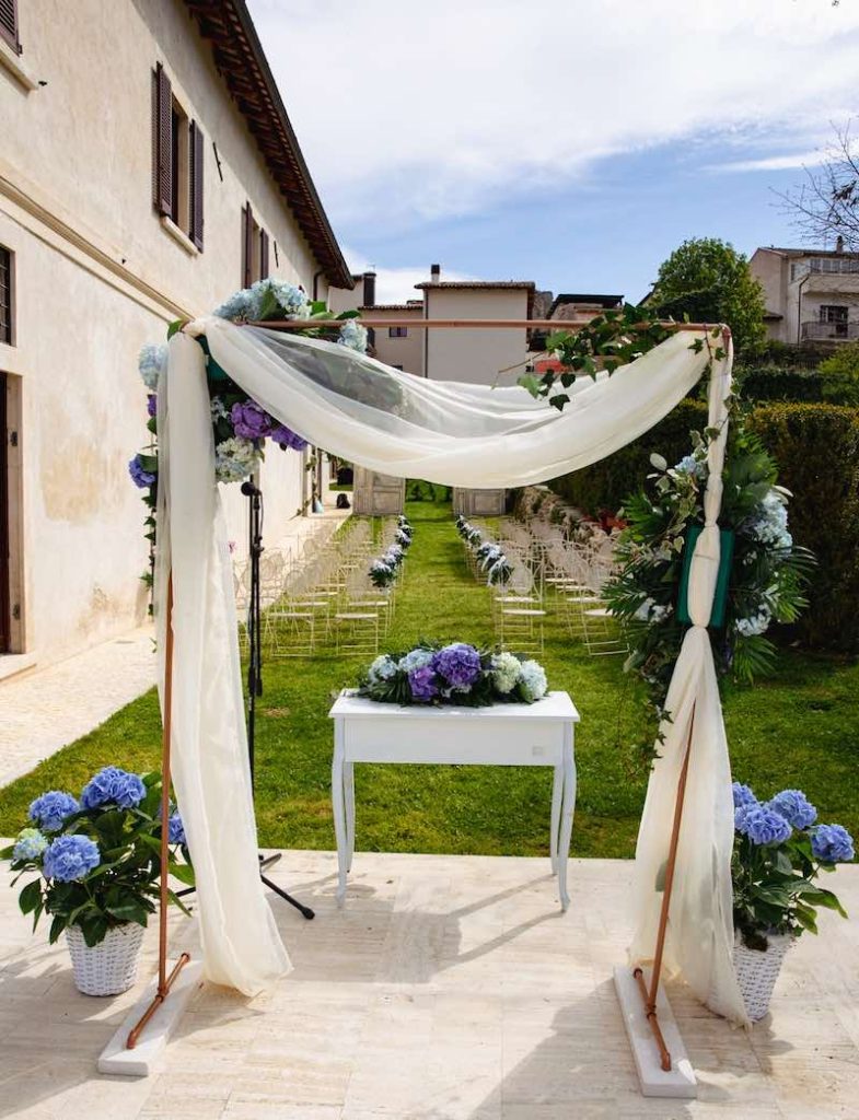 In questo foto un altare per matrimonio civile allestito con ortensie di colore azzurro nel giardino di Palazzo Palitti