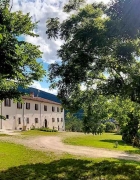 A Palazzolo Acreide Santi Scatà firma i costumi per Euripide: successo per lo stilista Bridal siciliano