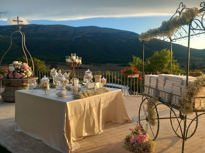 In questa foto una confettata per un matrimonio allestita su una terrazza di Palazzo Palitti 
