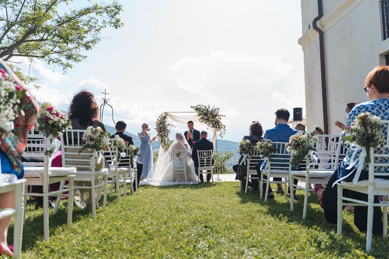In questa foto un matrimonio civile a Palazzo Palitti allestito in giardino all'aperto