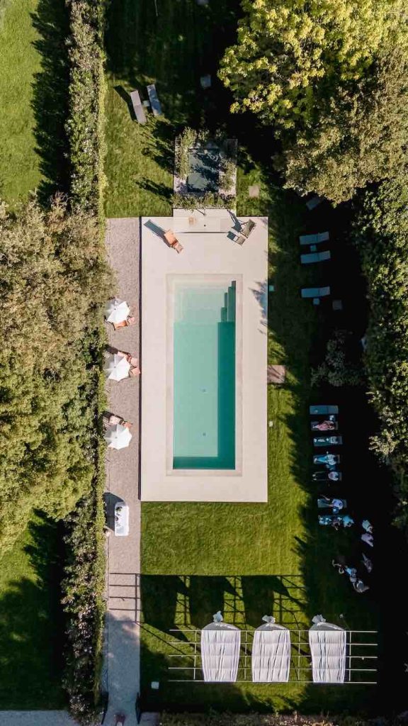In questa foto una vista d'alto della piscina di Villa Ormaneto