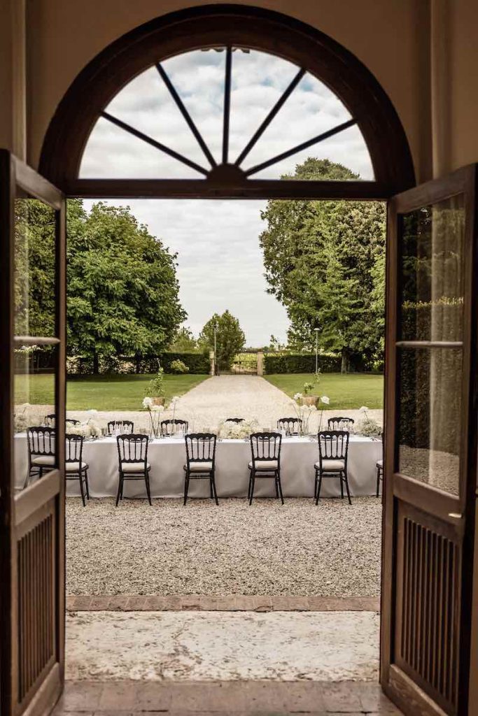 In questa foto la vista dell'allestimento di uno Small Wedding a Villa Ormaneto in Total White vista da una porta finestra