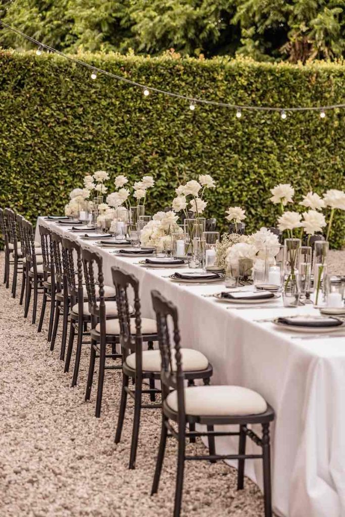 In questa foto il dettaglio di un tavolo matrimonio allestito con fiori Total White per uno Small Wedding nel giardino di Villa Ormaneto