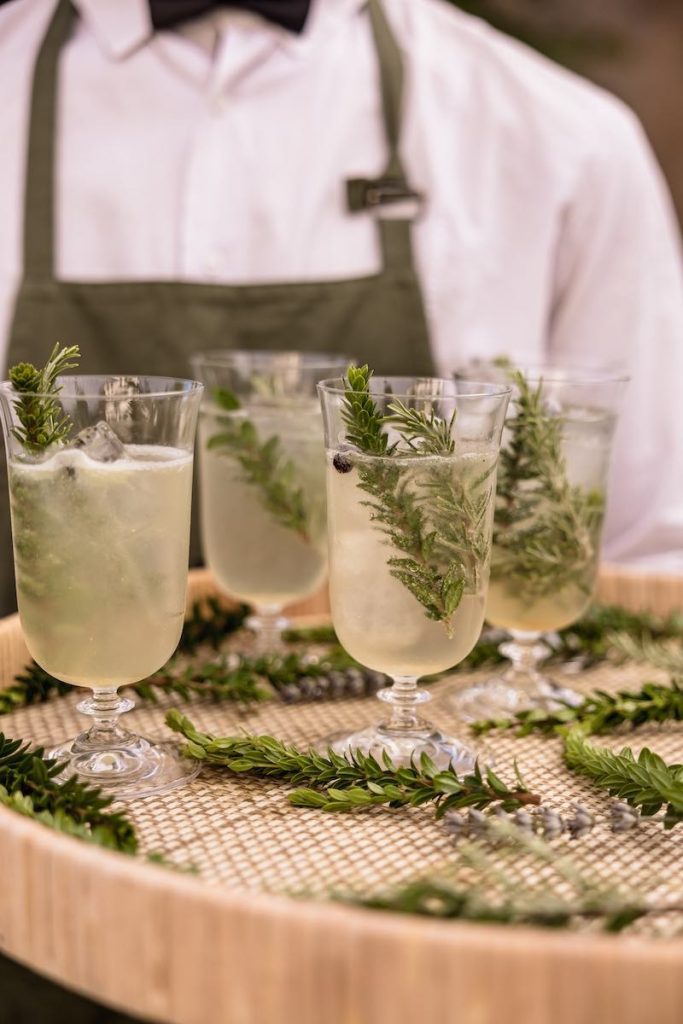 In questa foto bicchieri con un cocktail personalizzato dallo staff di Villa Ormaneto per un matrimonio 