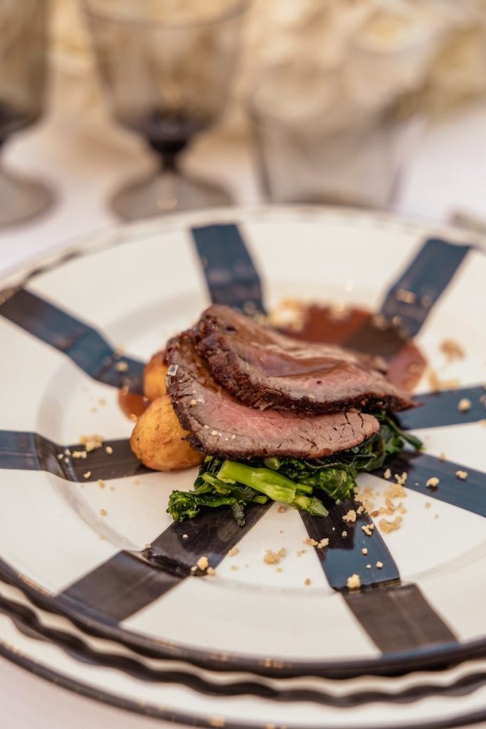 In questa foto, il dettaglio di un piatto a base di carne preparato per un matrimonio