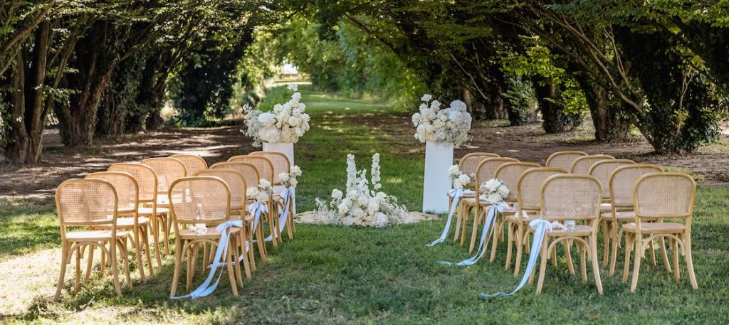 In questa foto, l'allestimento della cerimonia di nozze di uno Small Wedding a Villa Ormaneto realizzato con fiori bianchi e sedie in vimini da giardino