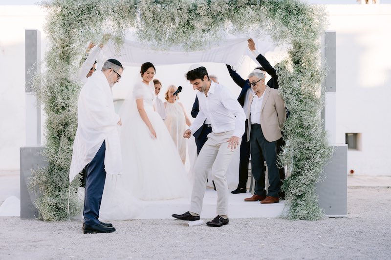 In questa foto una cerimonia di matrimonio ebraico con lo sposo che attende la sposa mentre fa il suo ingresso al braccio del papà