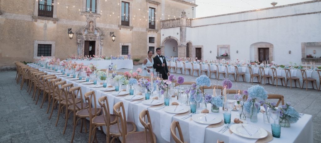 In questa foto, un allestimento di un ricevimento di nozze firmato da The Couplers con tavoli imperiali nei toni del rosa e dell'azzurro
