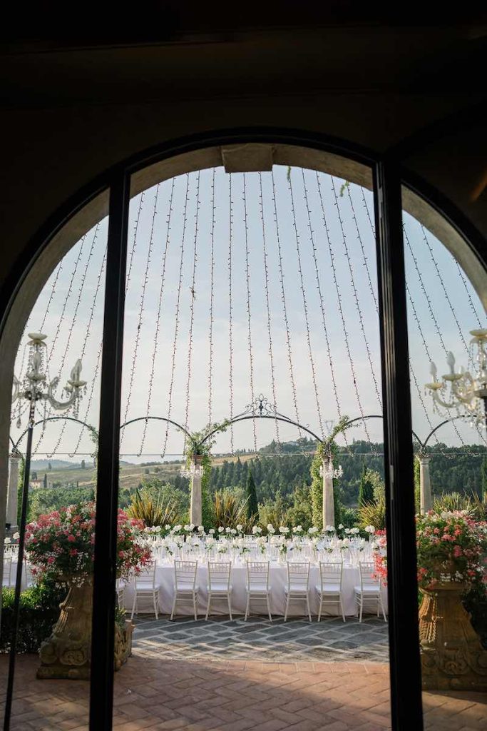 In questa foto uno dei matrimoni su misura firmati da The Couplers visto da una finestra a vetri
