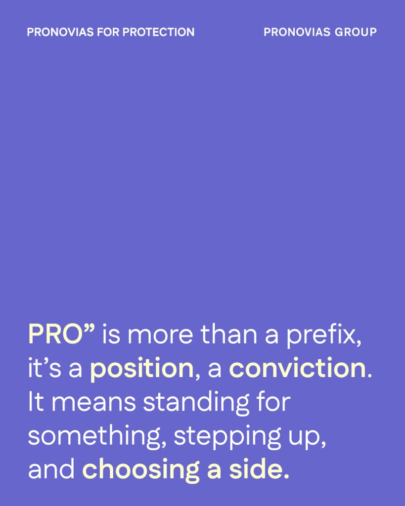 In questa foto, su uno sfondo viola, viene spiegato il significato simbolico di "PRO": non solo un prefisso, ma una posizione, una convinzione. Le parole position, conviction e choosing a side sono evidenziate in giallo chiaro, sottolineando l'impegno del Pronovias Group contro i matrimoni infantili.