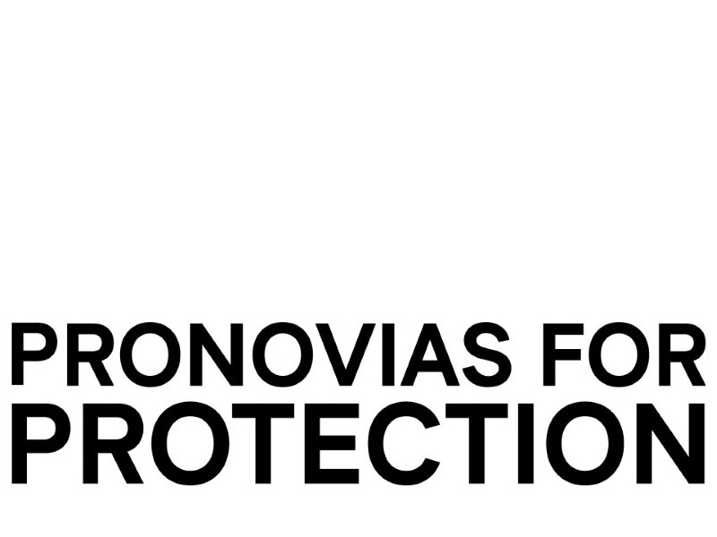 In questa foto, su sfondo bianco, campeggia in caratteri neri e molto grandi la scritta "PRONOVIAS FOR PROTECTION", simbolo dell’impegno del Pronovias Group contro i matrimoni infantili, in difesa della libertà e dei diritti delle bambine nel mondo.