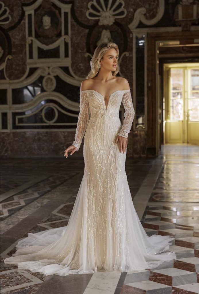 In questa foto, una modella posa indossando un abito a sirena con perline della collezione Daniela Di Marino 2026