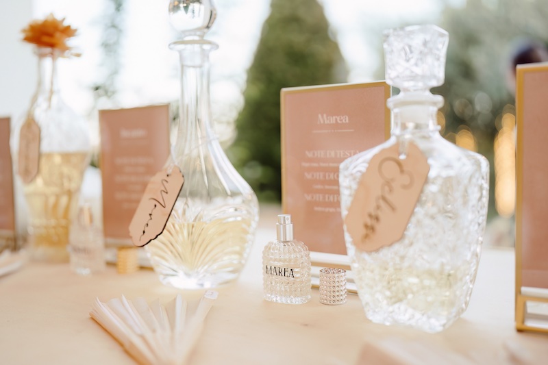 In questa il dettaglio di un Parfum Bar per matrimonio nei toni del rosa