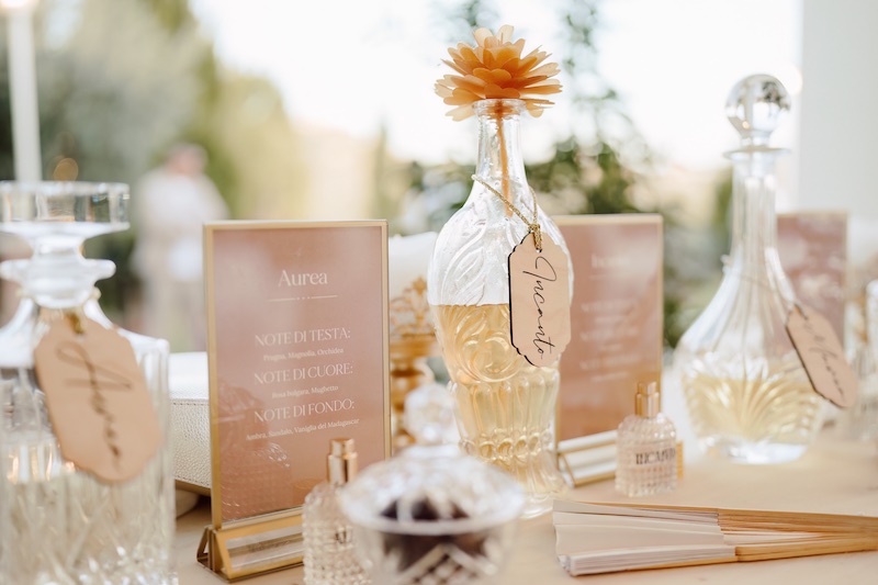 In questa il dettaglio di un Parfum Bar per matrimonio nei toni del rosa