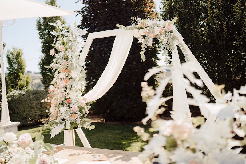 In questa foto, l'allestimento di un altare per matrimonio civile realizzato con fiori di colore bianco,  varie tonalità di rosa e drappeggi di tessuto