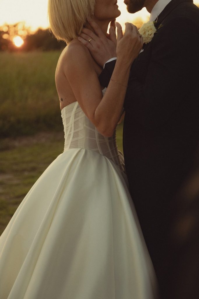 In questa foto, un dettaglio dell'abito da sposa Monarch Justin Alexander Signature 2026 indossato da Veronica Peparini 