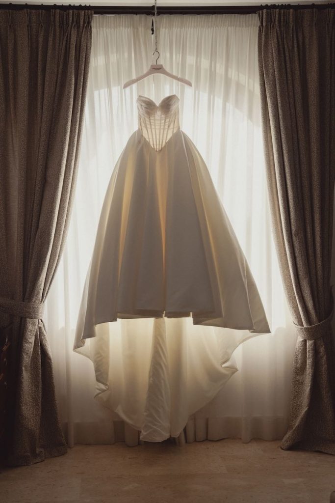 In questa foto, l'abito da sposa Monarch della collezione sposa Justin Alexander Signature P/E 2026 indossato da Veronica Peparini
