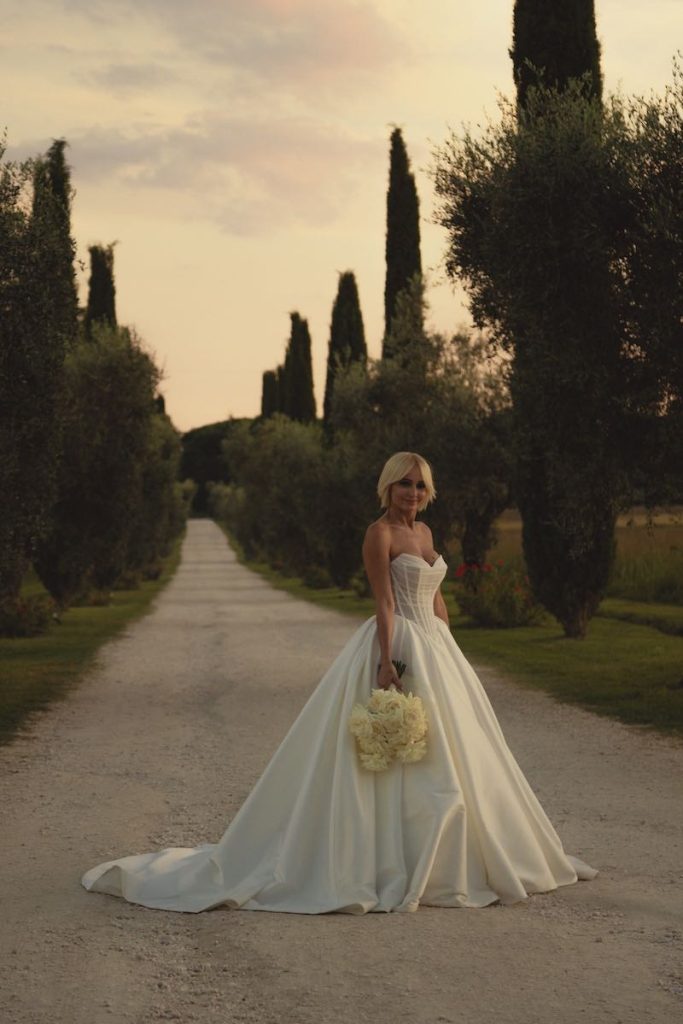 In questa foto, la coreografa Veronica Peparini che indossa per il suo matrimonio il modello Monarch  della collezione sposa Justin Alexander Signature P/E 2026 con corpetto a vita basca trasparente
