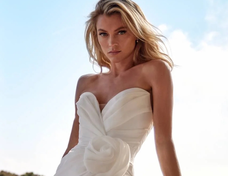 In questa foto, una modella indossa un abito della collezione sposa Pronovias 2026 ispirata a Barcellona