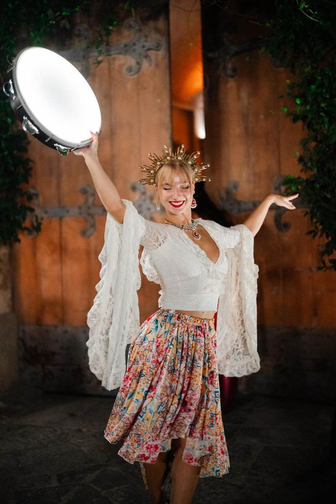 In questa foto una performer in abiti siciliani per il Destination Wedding di Federica e Mattia firmato Panta Rhei