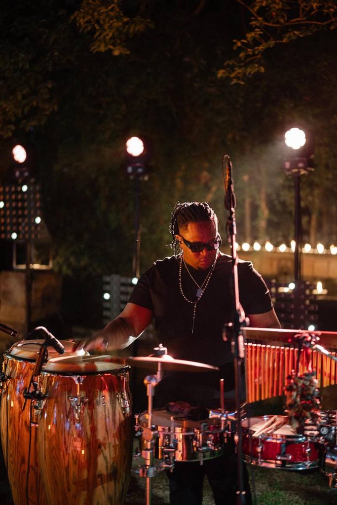 In questa foto un musicista di percussioni al Destination Wedding di Federica e Mattia firmato Panta Rhei