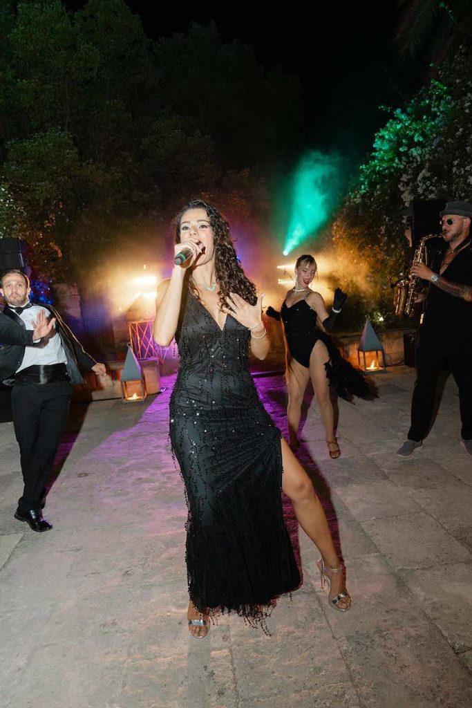 In questa foto una cantante per il Destination Wedding di Federica e Mattia firmato Panta Rhei 