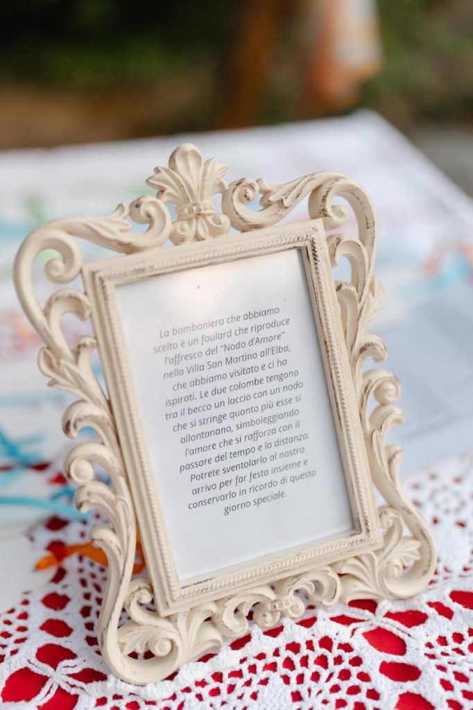 In questa foto, un cornice portafoto di colore panna con la spiegazione del tableau de mariage del Destination Wedding di Federica e Mattia firmato Panta Rhei