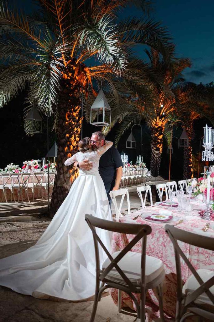 In questa foto, una sposa che abbraccia Luca Melilli co-founder di Panta Rhei