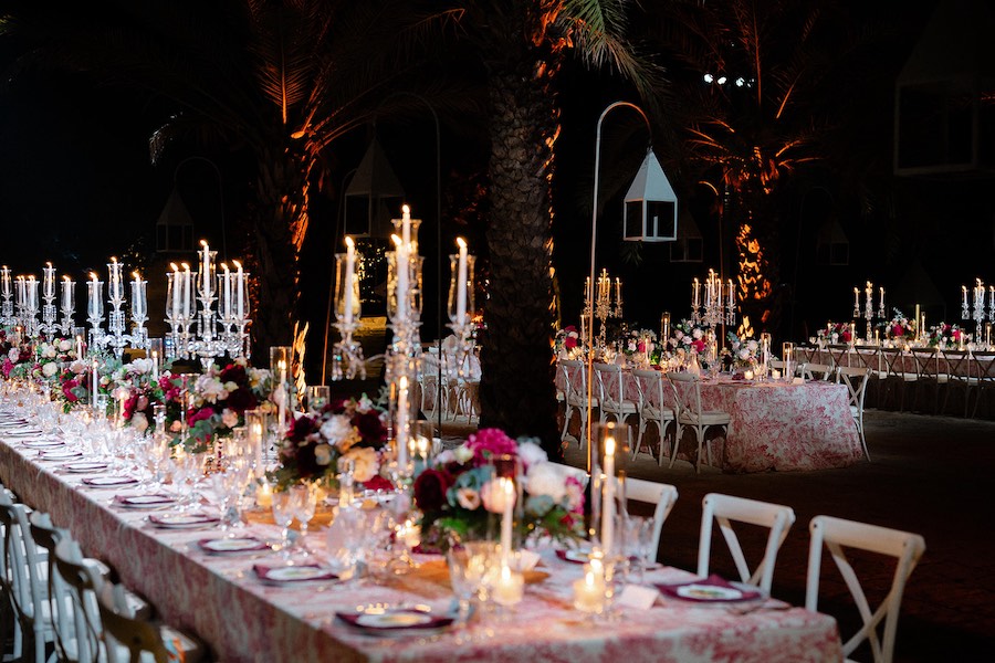 In questa foto, l'allestimento del Destination Wedding di Federica e Mattia firmato Panta Rhei con tavoli imperiali, candele e cristalli in stile Quiet Luxury