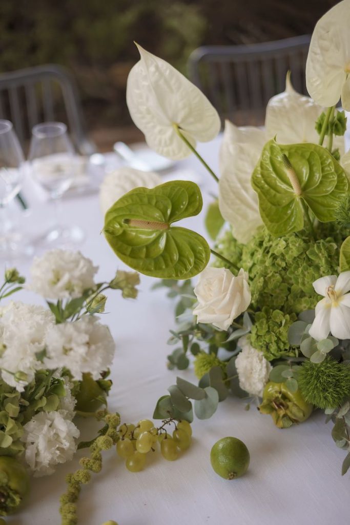 In questa foto una tavola decorata da Filomena D'Amelio con fiori di colore bianco e verde