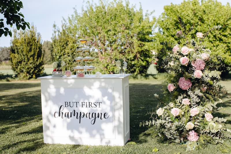 In questa foto, una Champagne Tower allestita tra fiori di colore rosa da Filomena D'Amelio