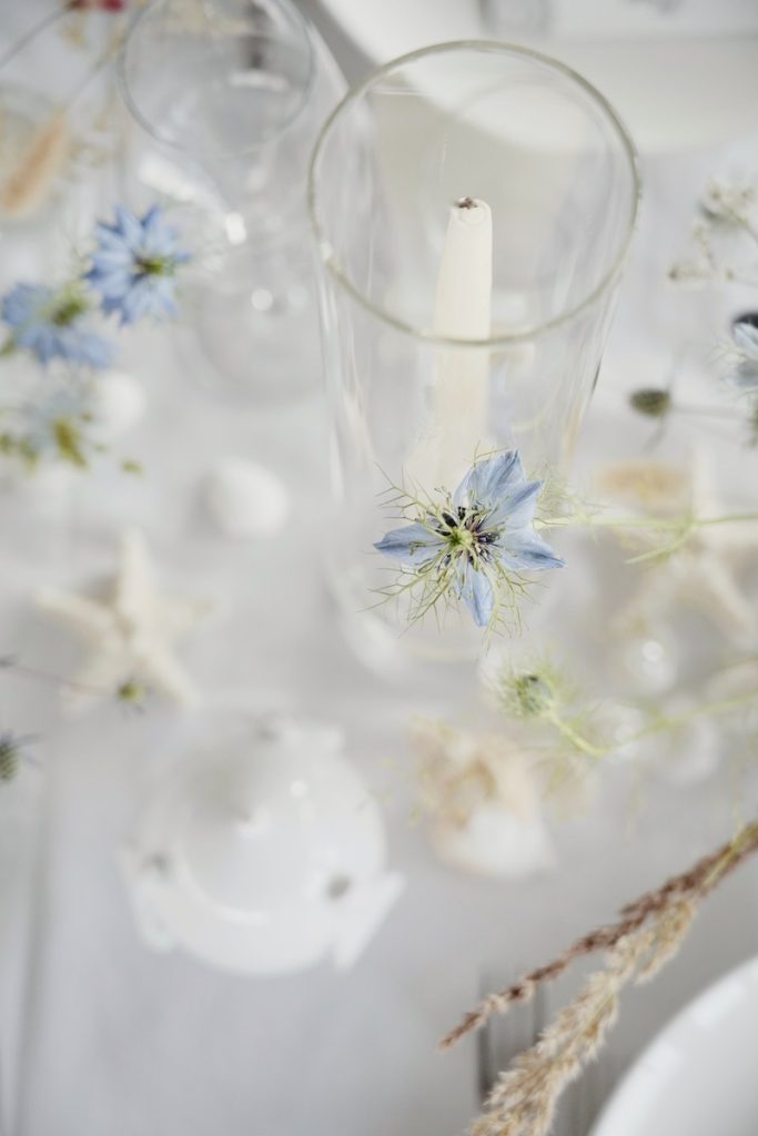 In questa foto il dettaglio di un tavolo per matrimonio allestito nei toni del bianco e dell'azzurro da Filomena D'Amelio