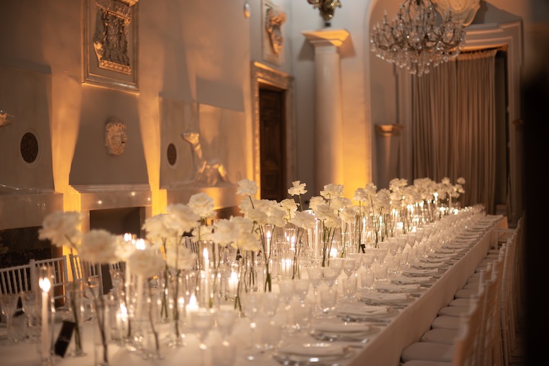 In questa foto un tavolo imperiale decorato con dettagli Total White rose lavorate a mano dalla Wedding Planner Filomena D'Amelio