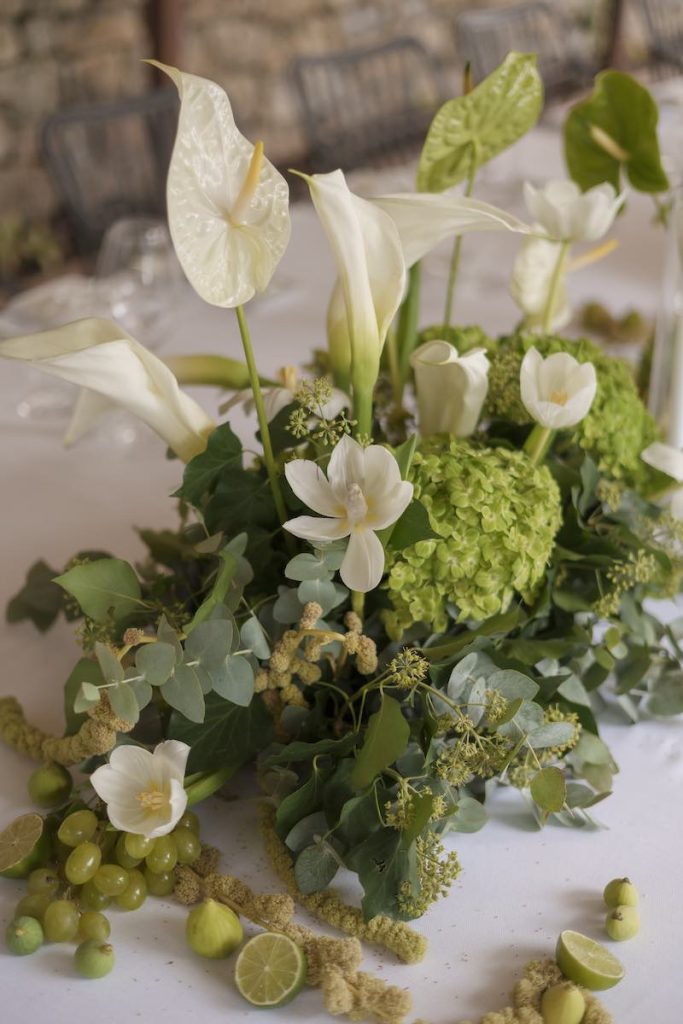In questa foto un centrotavola realizzato da Filomena D'Amelio con fiori di colore bianco e verde