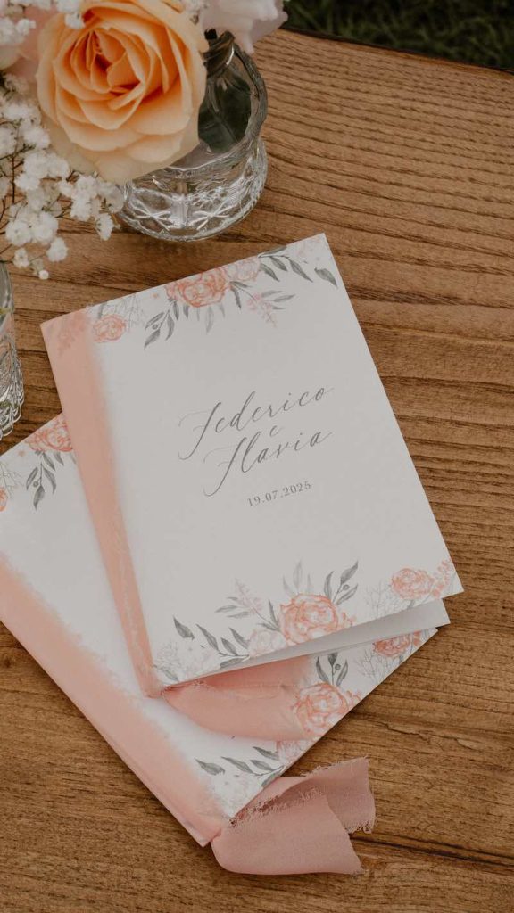 In questa foto i libretti della cerimonia di due sposi nei toni del pesca e del verde 