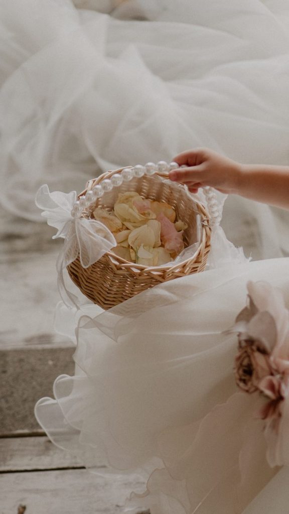 In questa foto il dettaglio di un cestino con petali di rosa di una Flower Girl