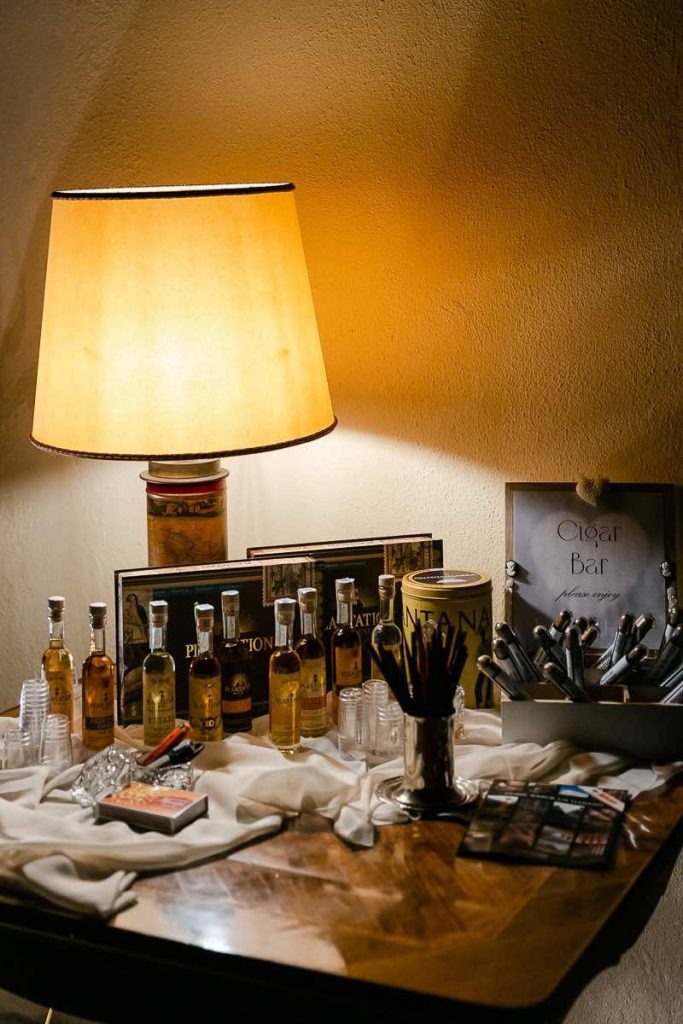 In questa foto un corner di liquori e sigari allestito per un matrimonio da Mariano Minetto