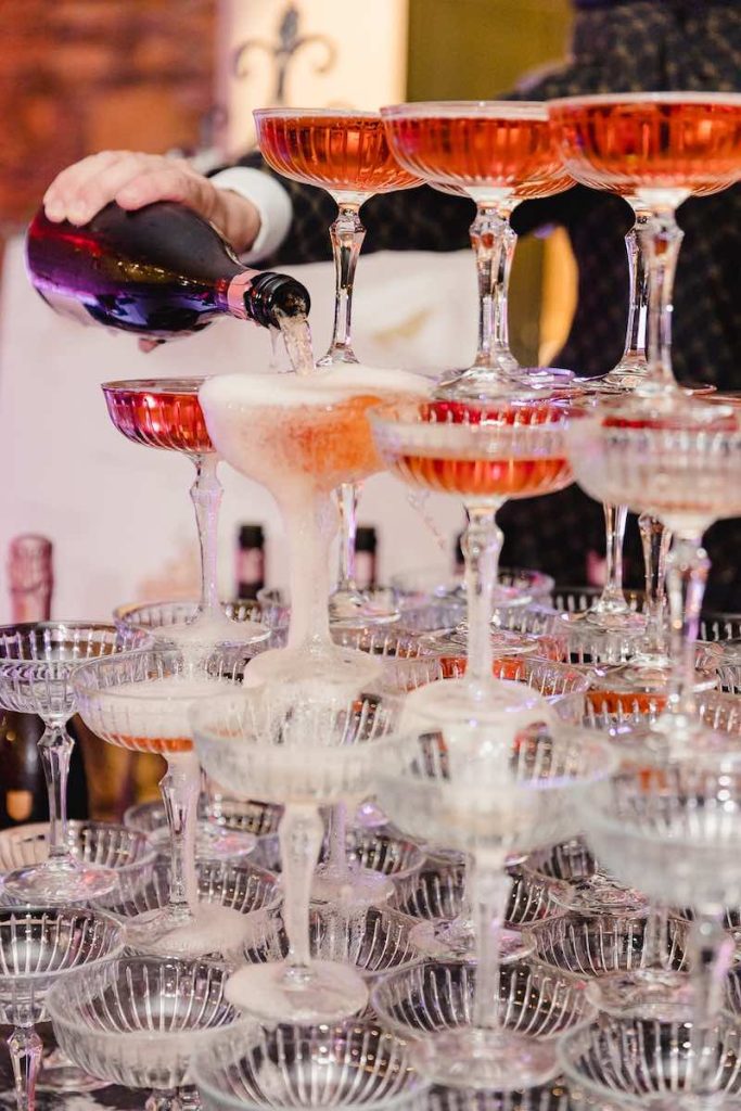 In questa foto, il dettaglio di una Champagne Tower
