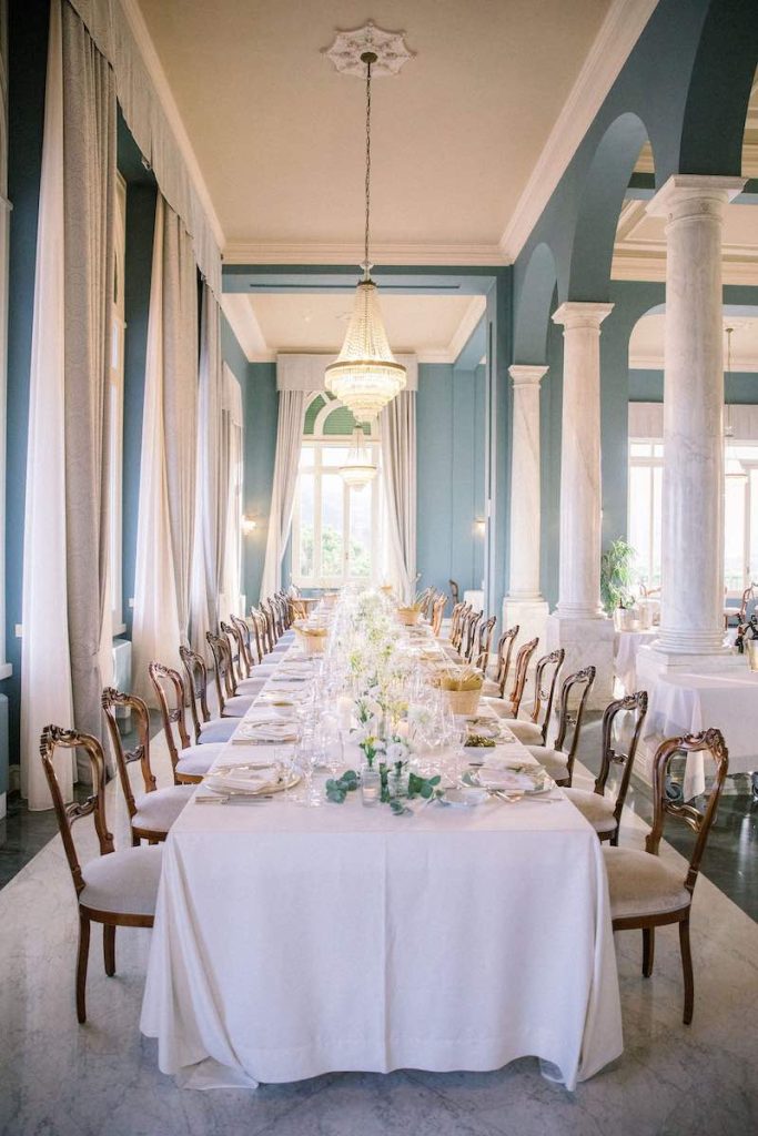 In questa foto un tavolo imperiale decorato nei toni del bianco per un matrimonio firmato da Mariano Minetto