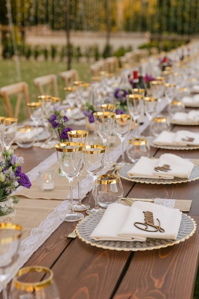 In questa foto un runner a tema boho chic su un tavolo imperiale per un matrimonio firmato da Mariano Minetto
